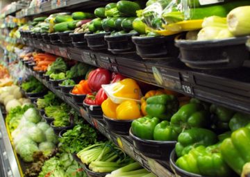生鮮食品が数多く並ぶスーパー