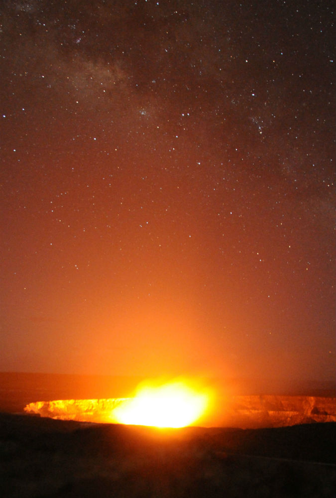 キラウエア火山のハレマウマウ火口。夜は赤く光り、星空も美しい（2017年6月撮影）