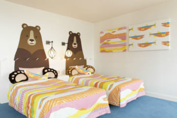 クマのパネルが枕元にある寝室（星野リゾート提供）