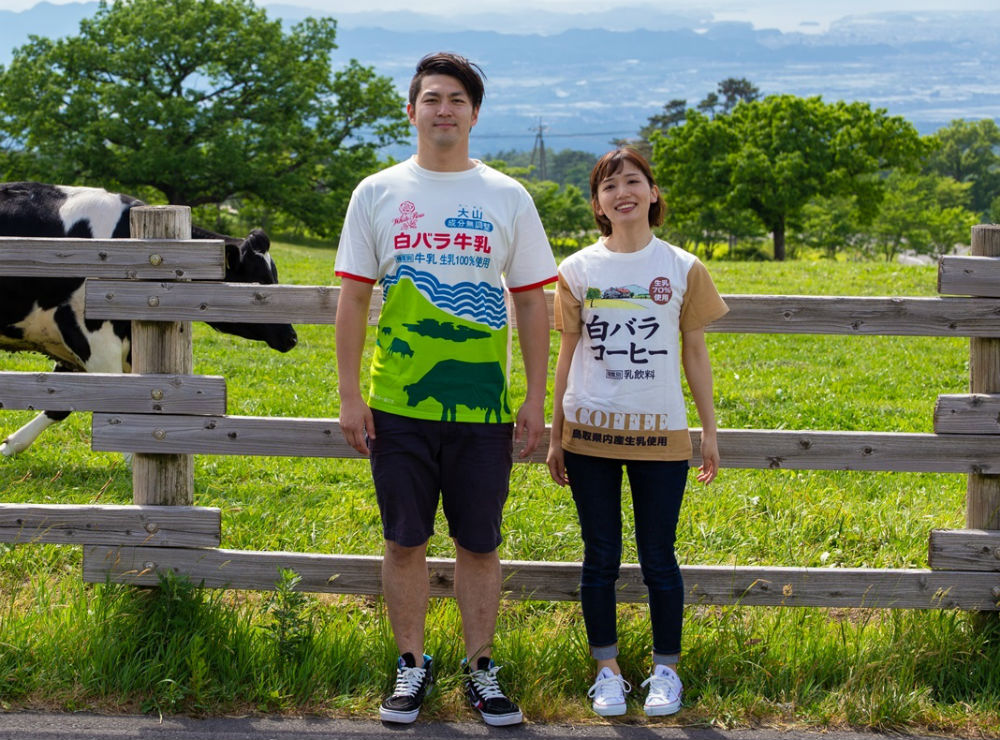 お笑い芸人のイモトアヤコさんも着用して話題になったTシャツ(大山乳業農業協同組合提供)
