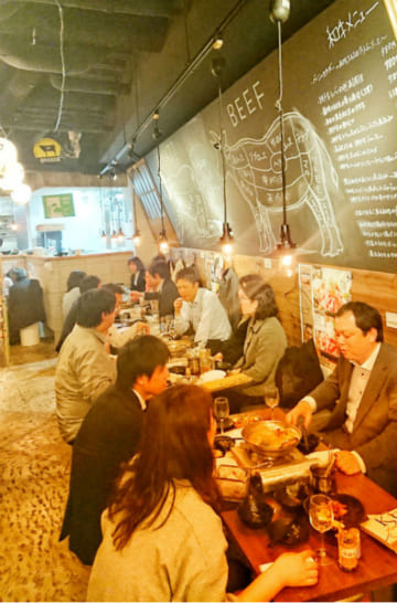 「大衆和牛酒場 コンロ家 霜降り和牛鍋と神戸牛ホルモン鉄板焼 飯田橋店」の店内（頼富商會提供）