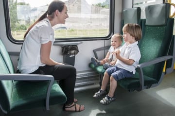 高齢者と幼児、着席の優先度が高いのは？