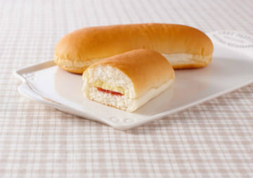 山崎製パンの「コッペパン」の断面。東日本で特に人気がある