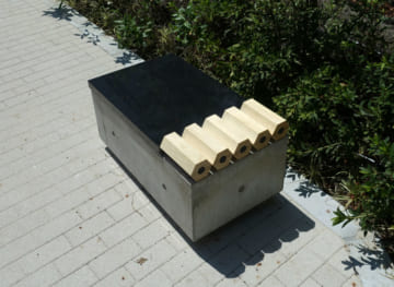 鉛筆の製造工程を表現したベンチの一つ（三菱鉛筆提供）