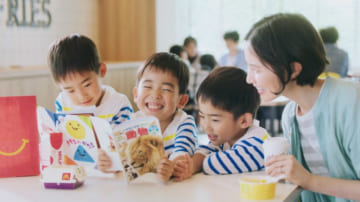 読書習慣やコミュニケーションのきっかけにと企画（日本マクドナルド提供）