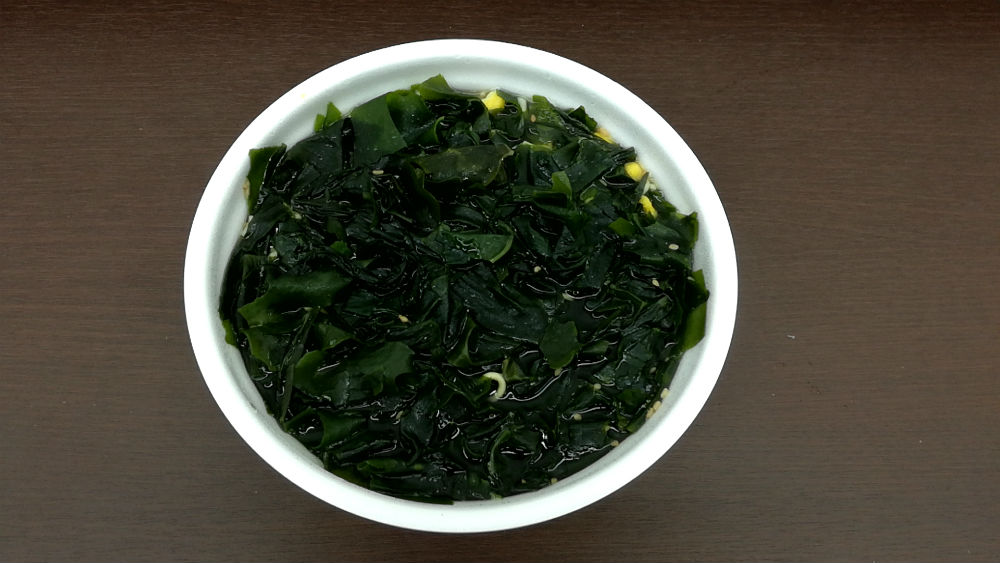 お湯を注ぐとカップがワカメで埋め尽くされ、麺が見えない状態に…