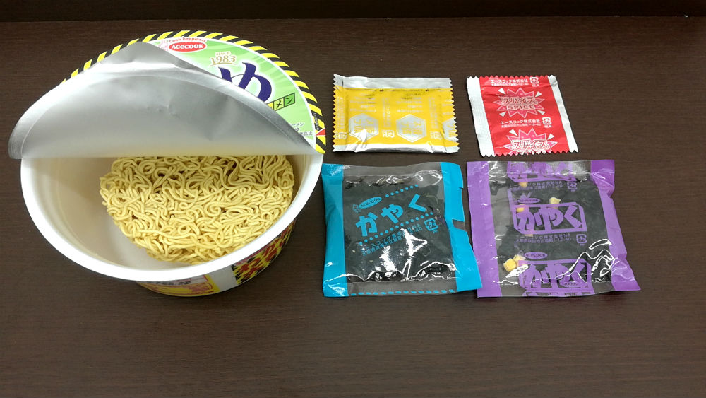 調理前の状態。ワカメの入った袋が2つある