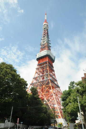 テレビ電波の送信を終える東京タワー