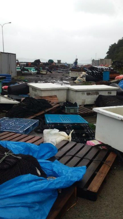 台風24号の影響による高潮被害を受けた養殖場（近畿大学提供）