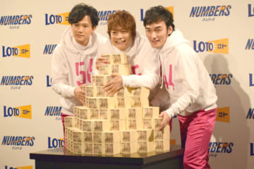 （左から）稲垣吾郎さん、香取慎吾さん、草なぎ剛さん