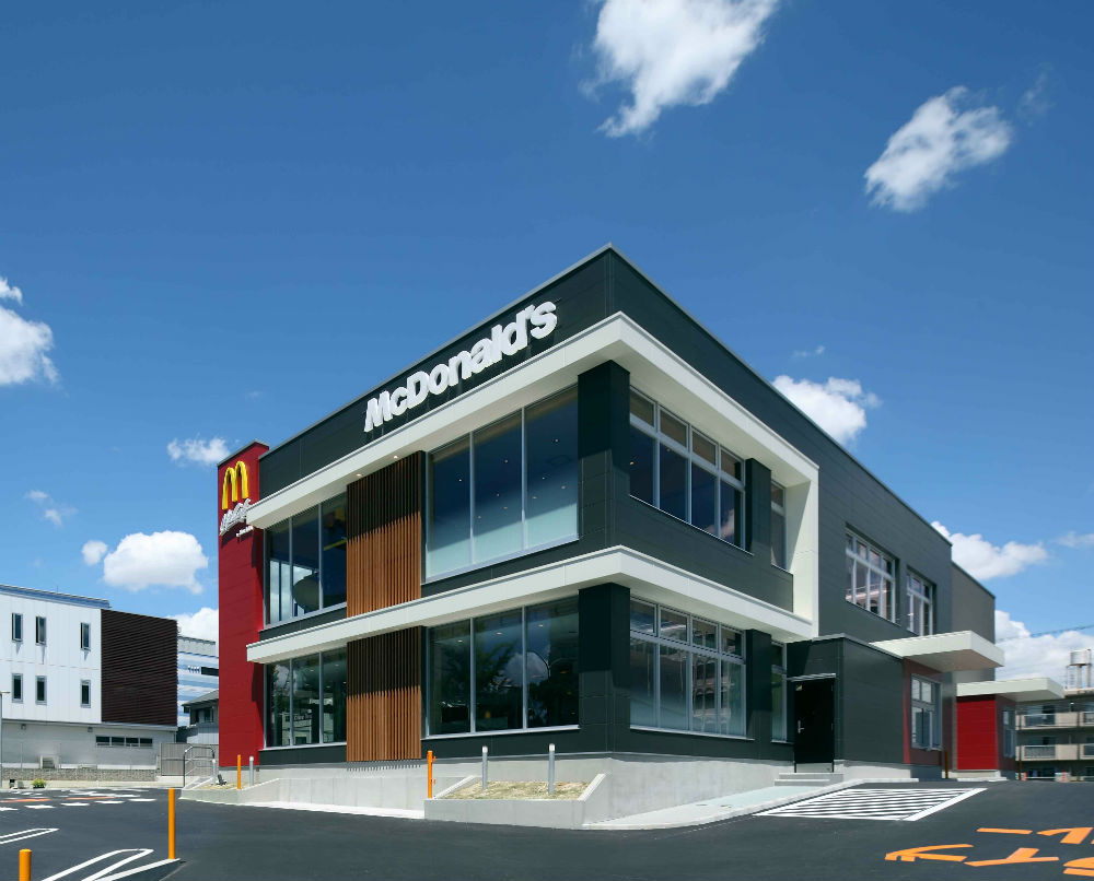マクドナルドは2014年から15年にかけ、24時間営業の店舗を縮小（日本マクドナルド提供）