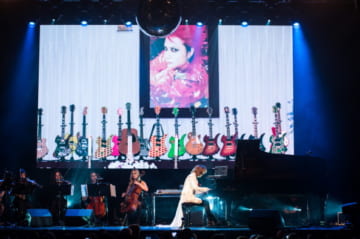 2014年5月、パリで行われたYOSHIKIのライブ。hideさんの写真が掲げられた（Getty Images）
