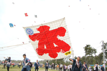 「浜松まつり」の凧揚げ合戦（2017年、浜松・浜名湖ツーリズムビューロー提供）