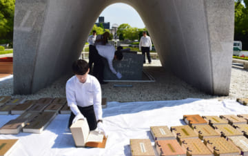 広島市で行われた原爆死没者名簿の「風通し」（2019年5月、時事）