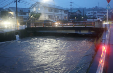 7月初めの大雨で一時氾濫した、鹿児島市内を流れる和田川（2019年7月、時事）
