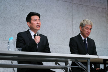 謝罪会見をする（左から）宮迫博之さん、田村亮さん（2019年7月、時事）