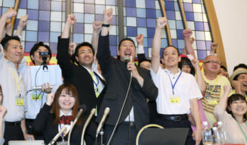参院選で議席を獲得し、喜ぶ「NHKから国民を守る党」の立花孝志代表（中央）（2019年7月、時事）