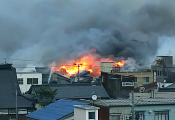 新潟県糸魚川市での大火災（2016年12月、時事）