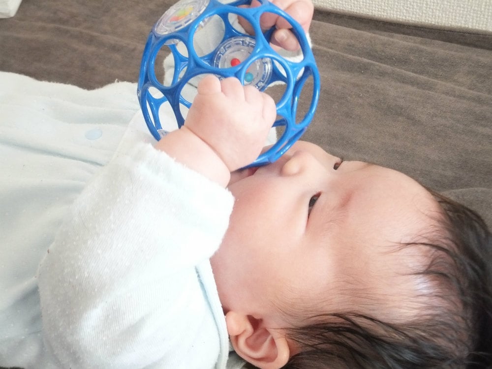 プレールームのおもちゃまで 赤ちゃんの なめる 行為 衛生上やめさせるべき オトナンサー