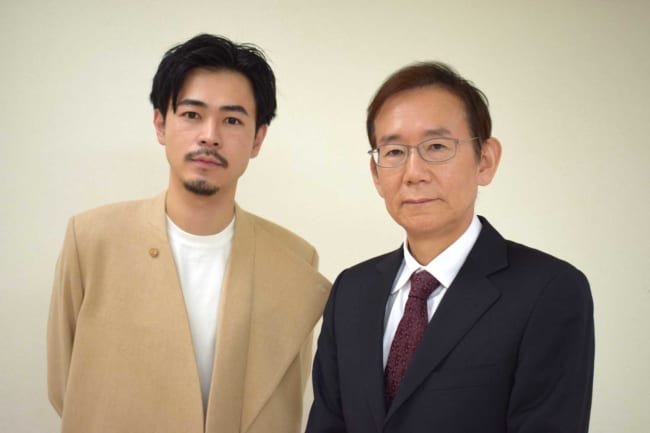 （左から）成田凌さん、周防正行監督