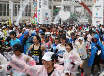東京マラソンを走るランナーたち（2019年3月、時事）
