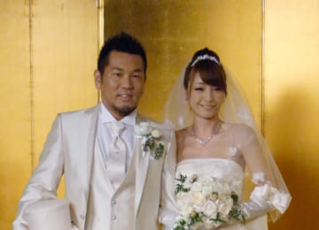結婚披露宴時の藤本敏史さん（左）、木下優樹菜さん（2011年2月、時事通信フォト）