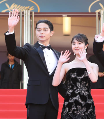 東出昌大さん（左）と唐田えりかさん（2018年5月、AFP＝時事）