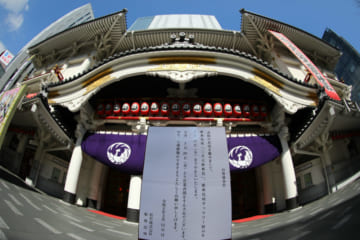 興行の一時休止の看板が出された歌舞伎座（2020年3月、時事）