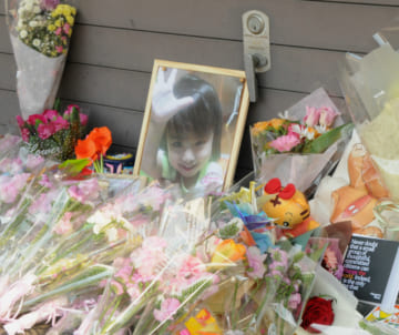 船戸結愛ちゃんの命日、亡くなった現場のアパート前には多くの花が供えられた（2019年3月2日）