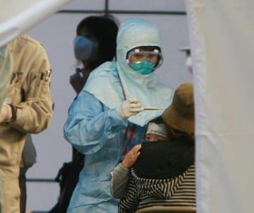 新型インフルエンザ流行時、神戸市内の病院に設けられた発熱外来（2009年5月、時事）