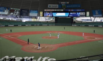プロ野球開幕予定日だった3月20日、無観客で行われた西武と日本ハムの練習試合（2020年3月、時事）