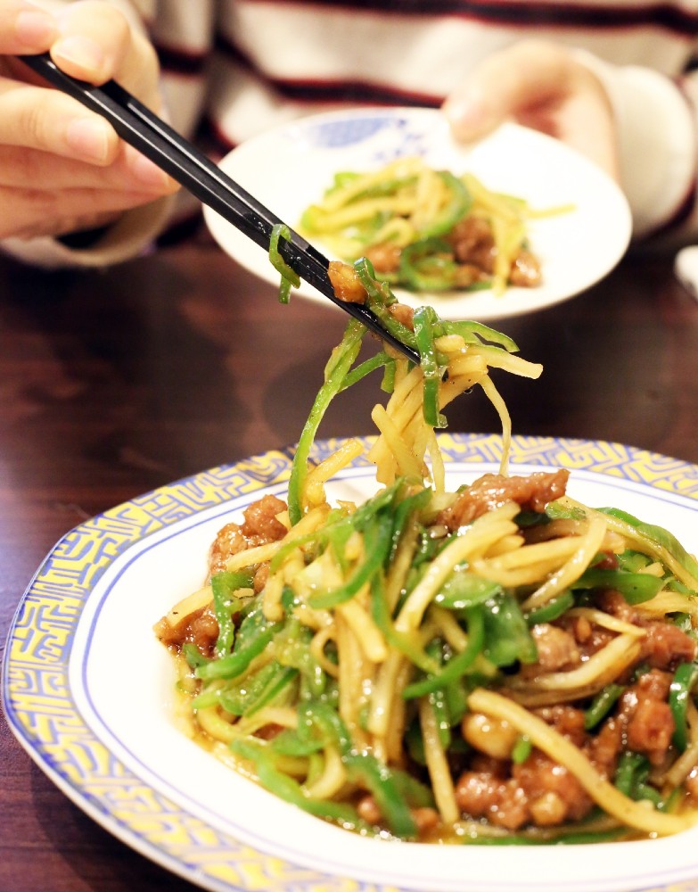 中国人が大皿から「じか箸」で料理を食べる理由 コロナで「取り箸 