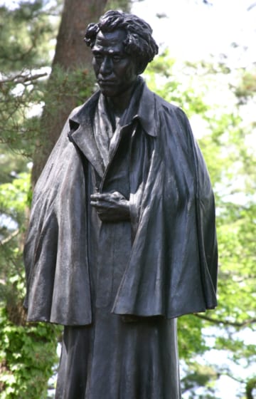 青森県五所川原市にある太宰治の銅像（2009年6月、時事）