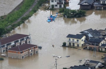 豪雨で冠水した熊本県人吉市の住宅街（2020年7月、時事、時事通信ヘリコプターより）