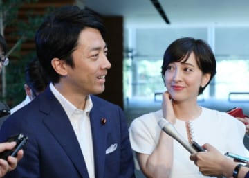 小泉進次郎氏（左）と妻の滝川クリステルさん（2019年8月、時事）