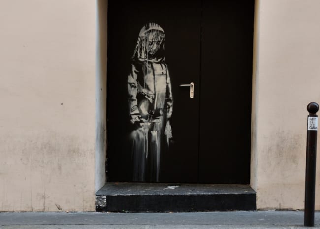 パリのバタクラン劇場非常口の扉に描かれたバンクシーによるとされる作品（2018年6月、EPA＝時事）