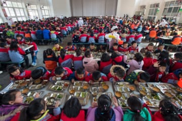 中国の小学校の食事風景（2017年2月、AFP＝時事）