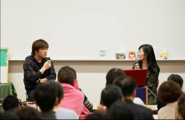 2015年の「ミシュカの森」でトークをする入江杏さん（右）と平野啓一郎さん（入江杏さん提供）