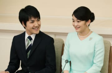 婚約内定時の眞子さまと小室圭さん（2017年9月、時事、代表撮影）