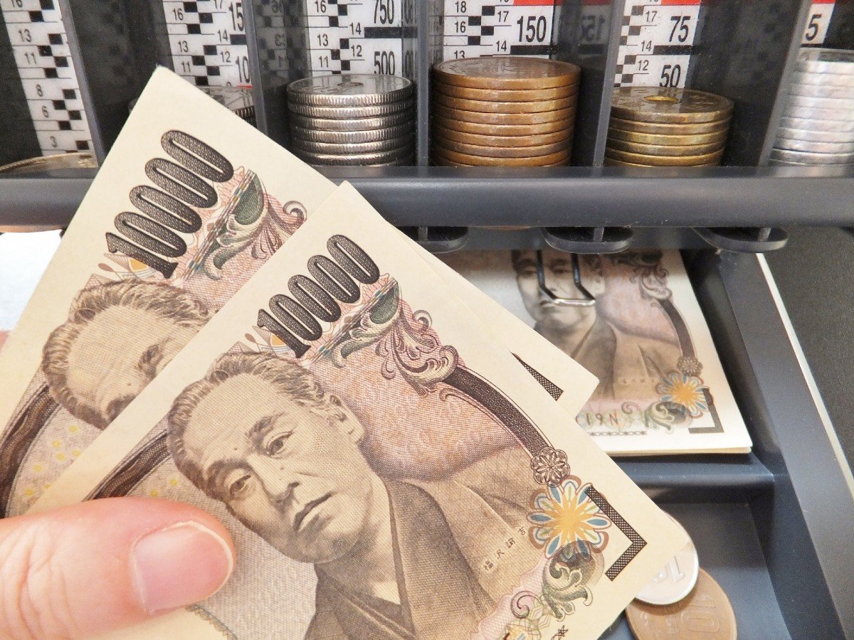 少額商品に1万円札→店員「1万円入ります」と大声、その目的は？ いつから習慣？ | オトナンサー