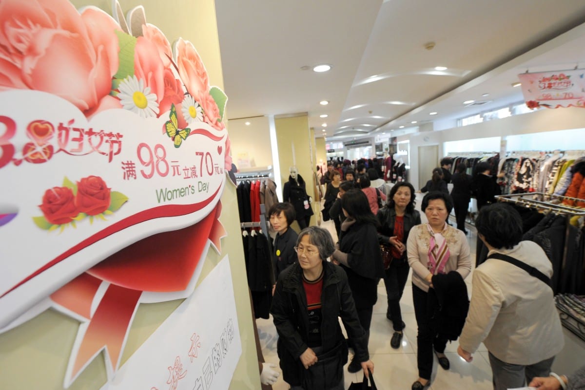 3月8日のセールでにぎわう上海の婦人服店（2013年3月、AFP＝時事）