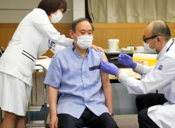 ワクチン接種を受ける菅義偉首相（2021年3月、時事、代表撮影）