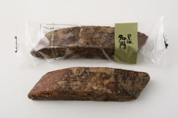 福岡県で古くから作られている伝統菓子「黒棒」。写真のクロボー製菓の製品は1920年ごろ発売