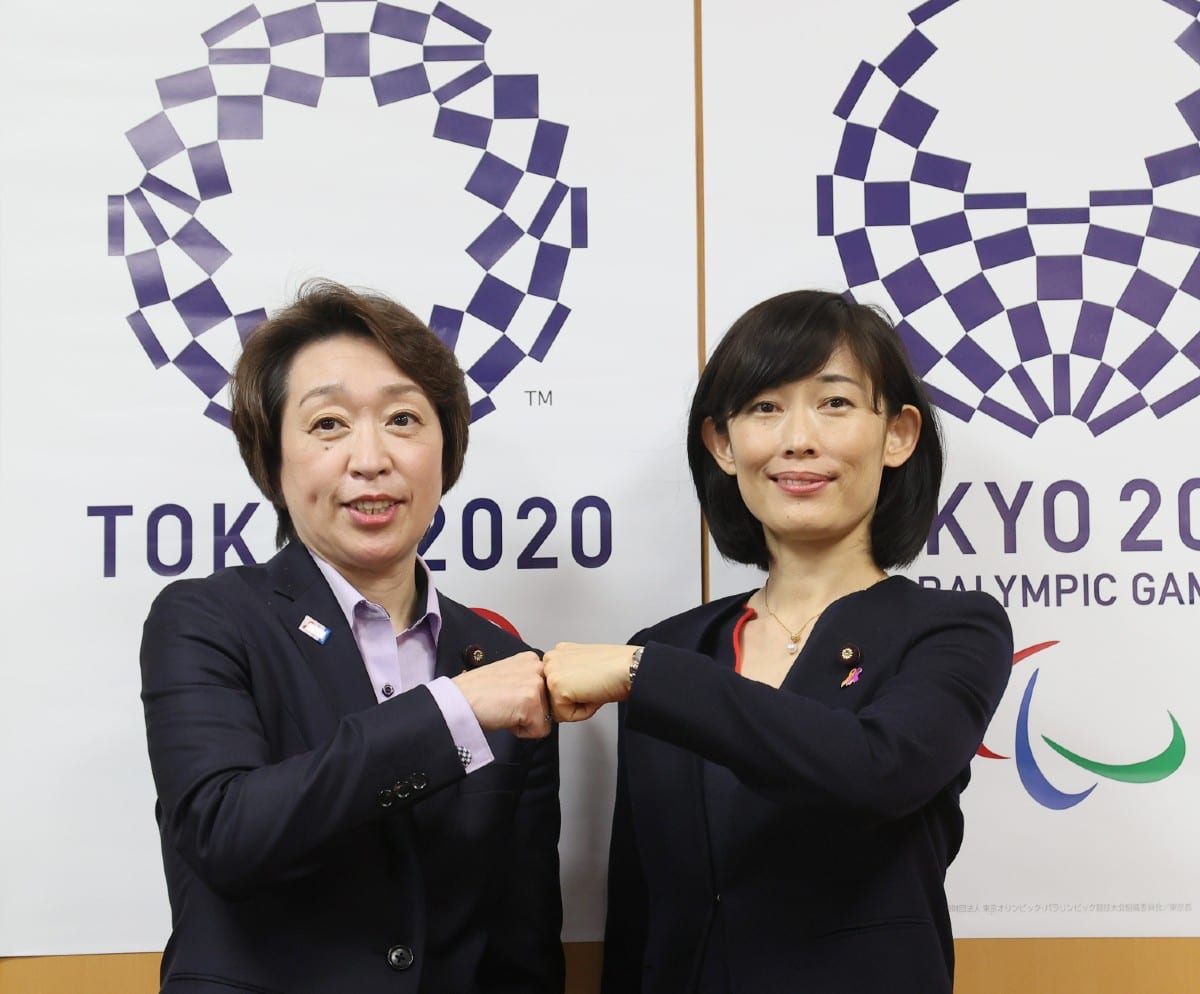 大会組織委の橋本聖子会長（左）と丸川珠代五輪相（2021年2月、時事）