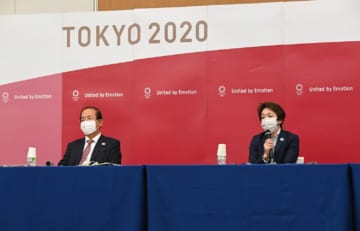 記者会見する東京五輪・パラリンピック大会組織委員会の武藤敏郎事務総長（左）と橋本聖子会長（2021年5月、時事）