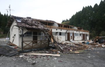 熊本地震で倒壊した学生アパート（2016年4月、時事）