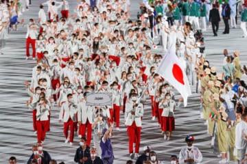 開会式で入場行進する日本選手団（2021年7月、時事）