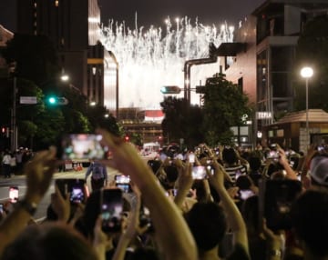 東京五輪閉会式の花火にスマホを向ける人たち（2021年8月、時事）