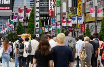 東京五輪期間中もにぎわった新宿・歌舞伎町（2021年8月、時事通信フォト）