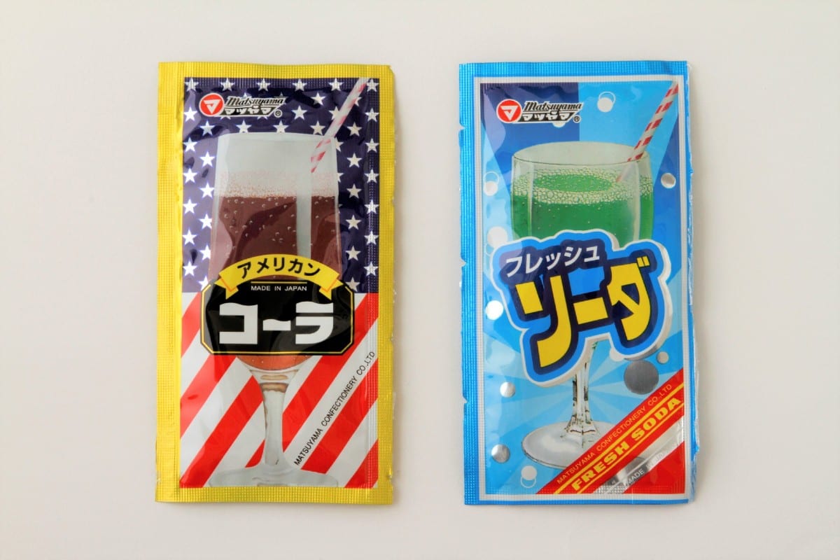 こちらも、松山製菓から1961年に発売された「アメリカンコーラ」「フレッシュソーダ」。粉末ジュースならではのシュワシュワ感が堪能できる